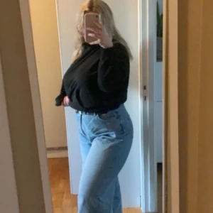 dad jeans - dad jeans från ASOS, storlek 44. nypris 500, inte använt dem särskilt mycket så säljer dem för 300.