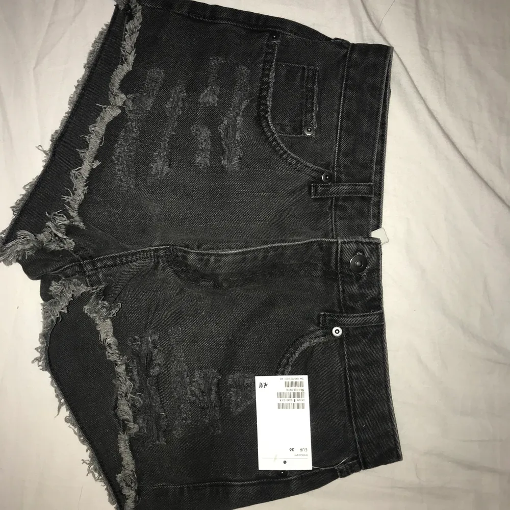 Säljer dessa skit snygga jeans shortsen som är helt nya med prislapp kvar pga att de är lite korta på mig . Shorts.