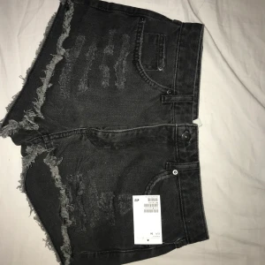 H&M - Säljer dessa skit snygga jeans shortsen som är helt nya med prislapp kvar pga att de är lite korta på mig 