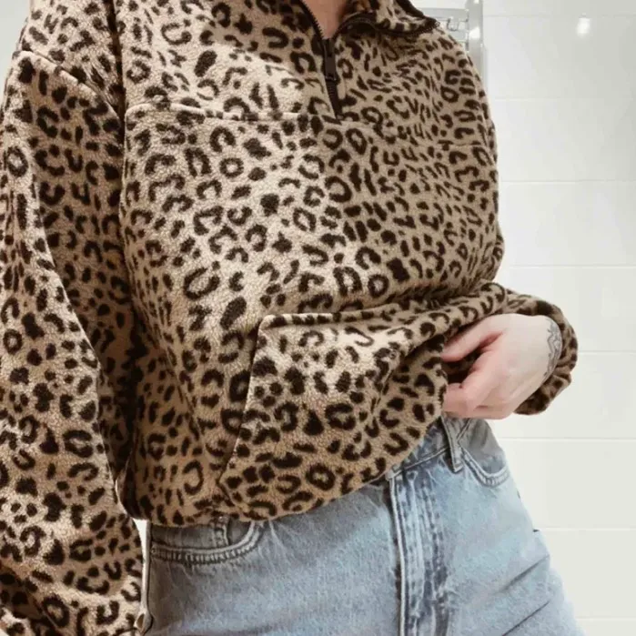 Supermysig fleece tröja i leopard mönster. Storlek S. Tröjor & Koftor.