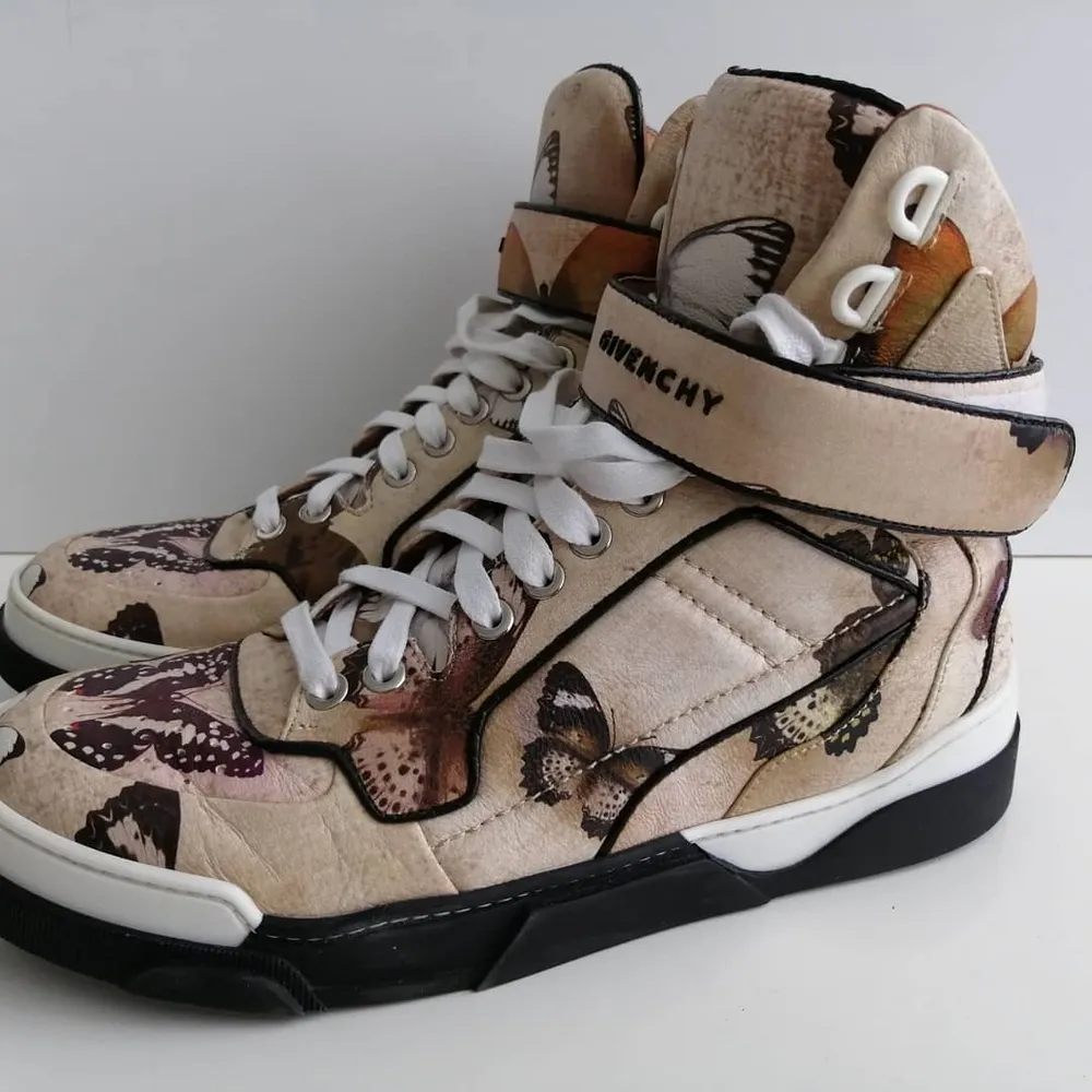 Givenchy trainers, 100% authentic, worn a few times, very small inconspicuous defect: see last photo, original box, size 36, insole 23.5cm, price 139.00€ with delivery included. Skor.