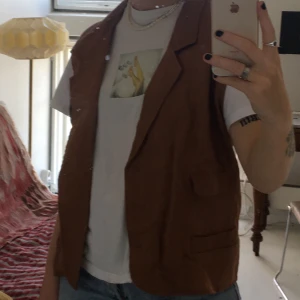 asball persikofärgad väst! - perfekt väst till alla årstider men framförallt snygg nu till hösten. för en snygg relaxed look 💥 funkar fint enskild &så