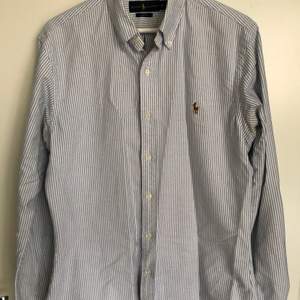 Vit/Blå randig skjorta från Polo Ralph Lauren. Storlek Medium - Slim fit. Använd en gång.