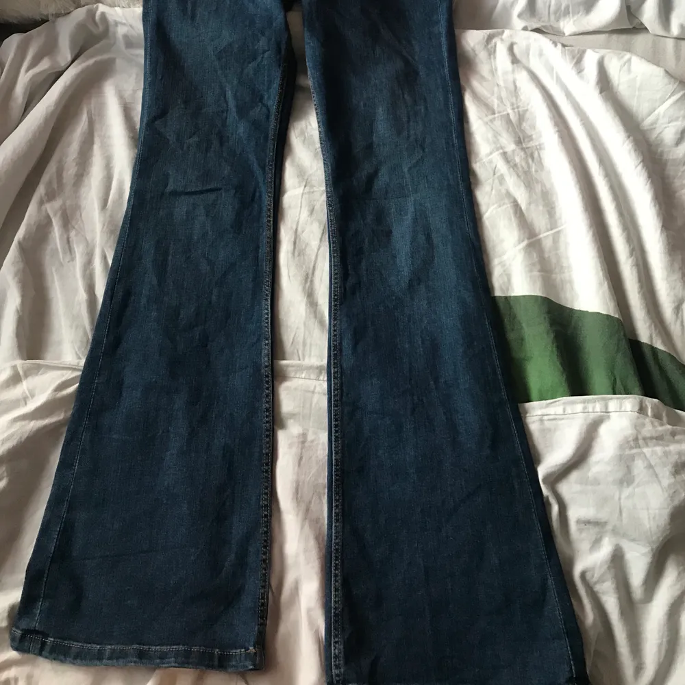 Snygg bootcut jeans från hm. Ganska mörka men dem var tyvärr för korta på mig så säljer dem. Inte använde många gånger. St M. Jeans & Byxor.