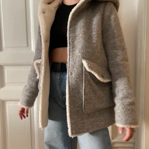Varm jacka från zara - Från 2018s vinterkollektion. Fint skick, ej sliten. Nypris 1000kr. Storlek XS