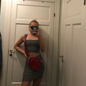 Rutigt set - Säljer dessa snygga set med kjol och topp. Köpte den som klänning men förändrade den. Säljer pga att den inte har kommit till användning, hör av dig vid interesse🙃