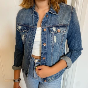 Jeansjacka  - Jeansjacka stl S/M. 