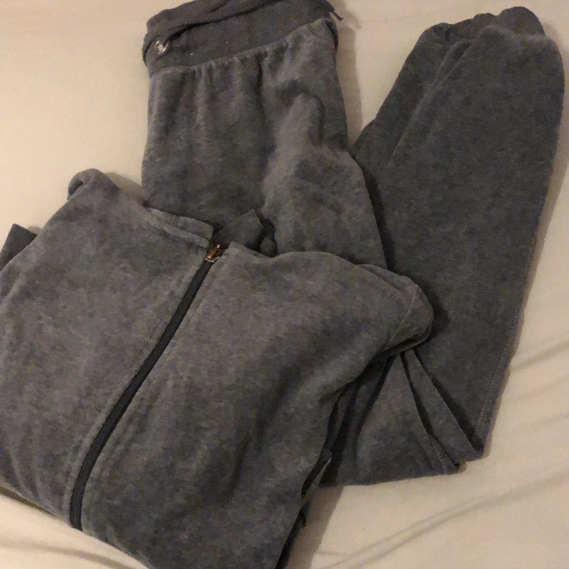 En grå mjukisdress - 90