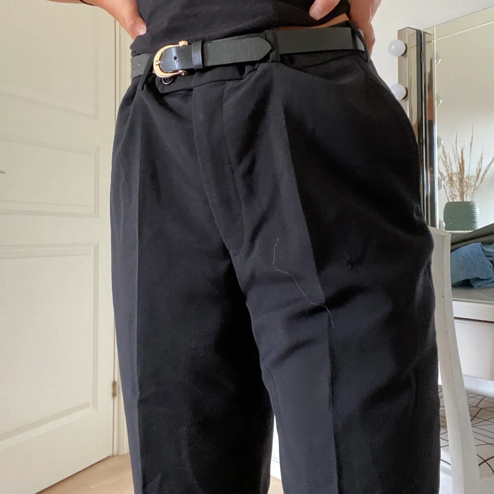 Oversize kostymbyxa i storlek 42⚡️ Är för stor i midjan på mig (jag brukar ha S/36, men jag har använt ett skärp så att dom sitter uppe❣️ 150kr+frakt. Jeans & Byxor.