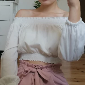 Off shoulder tröja  - Perfekt för sommaren och väldigt stretchig. Köparen står för frakten🤗