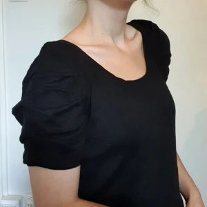 Puffärm klänning - Frakt INGÅR i priset! En fin, kort, mjuk och svart klänning 🖤🖤 den har lite annorlunda puffärmar, vilket ger den lite extra charm. 