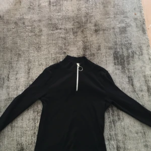 H&m  - Säljer denna tröja för att den är för liten. Köpte den för ett halvår sedan och använd ca 10 gånger!