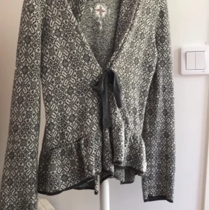 Grå odd Molly kofta - Säljer grå/vit kofta från odd Molly näst intill ny, köptes för ca 1800kr därför säljer jag den för 1000kr eller bud💙💙