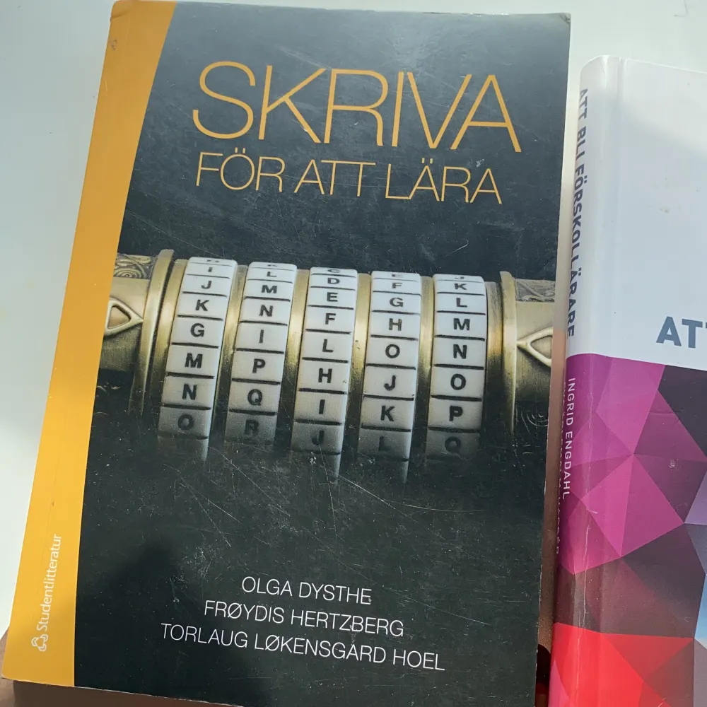 Ny och fin skick litteratur böcker, kan komma överens med prisen. Skriv för att lära - Andra upplag, Att bli förskollärare Mångfacetterad komplexitet- Första upplaget.. Övrigt.