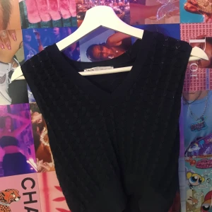 Stickad Vest - Stl S, slutsåld på zara, färgen är mörk grön. Frakt tillkommer