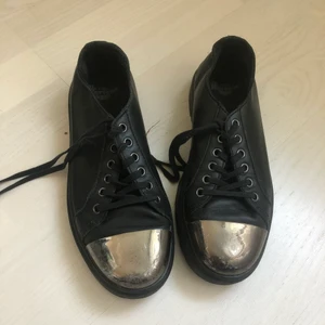 Dr Martens lågskor - Sjukt snygga unika Dr Martens med låg sula och silver längst fram. De är aningen slitna och använda men i fint skick! 