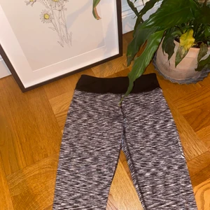Sköna träningsbyxor! - Stretchiga! Passar därför även xs - m skulle jag säga. 