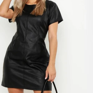 Skinnklänning - Snygg skinnklänning i fakeläder frön Boohoo. Modellen är figursydd och ger kroppen fina kurvor. Använd 1 gång så den är gott som ny. 180kr inkl frakt på 59kr. Normal i storlek. Kontakta mig om du vill ha mer bilder 😊