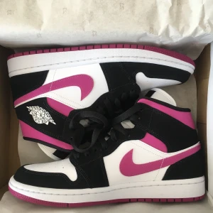 Air Jordan 1 - Helt nya oanvända air Jordan 1 mid rise i strl 40,5 kommer i orginalkartong.✨ betalning via swish, köparen står för frakten