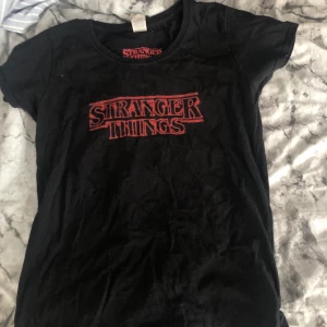 Stramhet things t-shirt - Officiella netflix merch så den va sjukt dyr när jag köpte den!😊 St m men liten i storleken så skulle säga S ! Kan oxå bli billigare pris