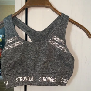 Stronger sport-top xs - Säljer min gråa stronger-topp i storlek xs då den inte passar mig. Aldrig använd💓 Frakt: 22kr