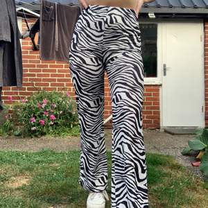 zebra mönstrade byxor från Gina Tricot🤍 storlek s,  aldrig använda. buda🤍