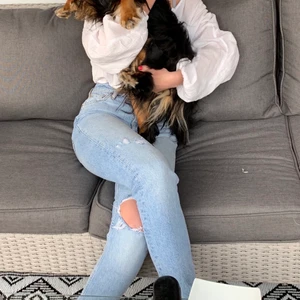 Slitna jeans  - Slitna jeans ifrån Gina tricot, i storlek 34. Fin blå färg med hål på knäna, älskar denna modellen men måste tyvärr sälja då det blev fel med storleken tyvärr 💙💙 köparen står för frakten 