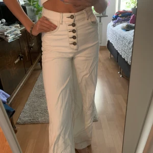 Vida jeans med bruna sömmar - Säljer mina fina krämvita jeans med bruna sömmar från Zara! Så himla fina. Storlek 34.