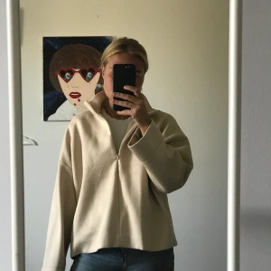 Beige tjocktröja från weekday, strl S - En sparsamt använd beige tjocktröja från weekday! Hög krage & aningen vida ärmar. Skönt material🤷‍♂️
