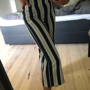 Raka byxor - Marinblå-vita-randiga i rak modell från h&m, ej genomskinliga, FRAKT INGÅR I PRISET, kontakta för fler bilder, buda gärna