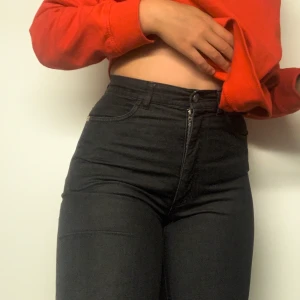 Sand byxa - Brallor från Sand🥳 stl 34 men sitter så sjukt snyggt på mig som brukar ha 36🤩de är vida nertill & bara lite korta till mig som är 175, skriv för fler bilder💞
