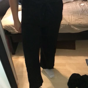 Kostymbyxor - Svarta kostymbyxor som är för små på mig, skriv om du vill ha fler bilder eller så (: