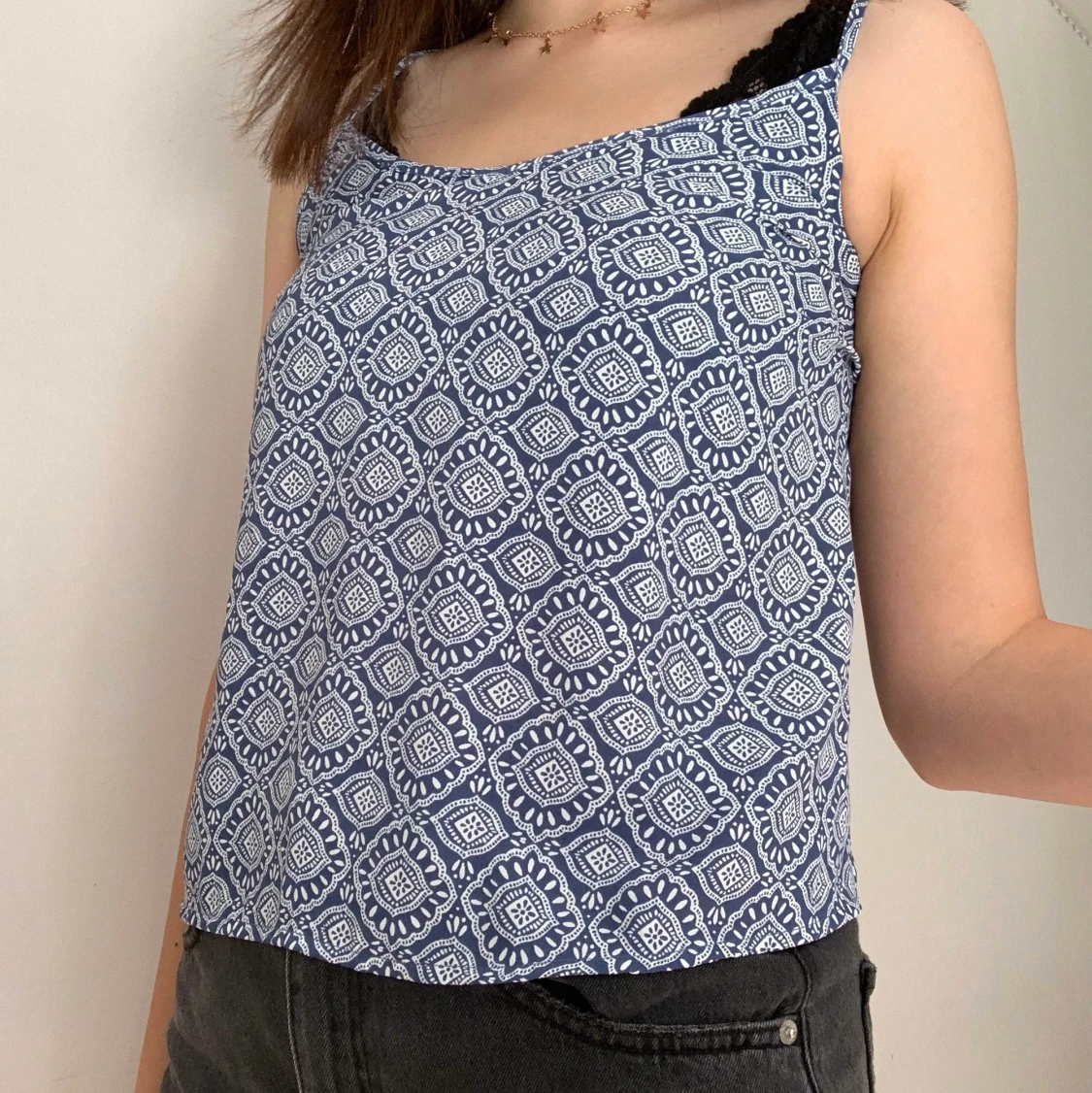 Hollister linne med kors i ryggen - 90