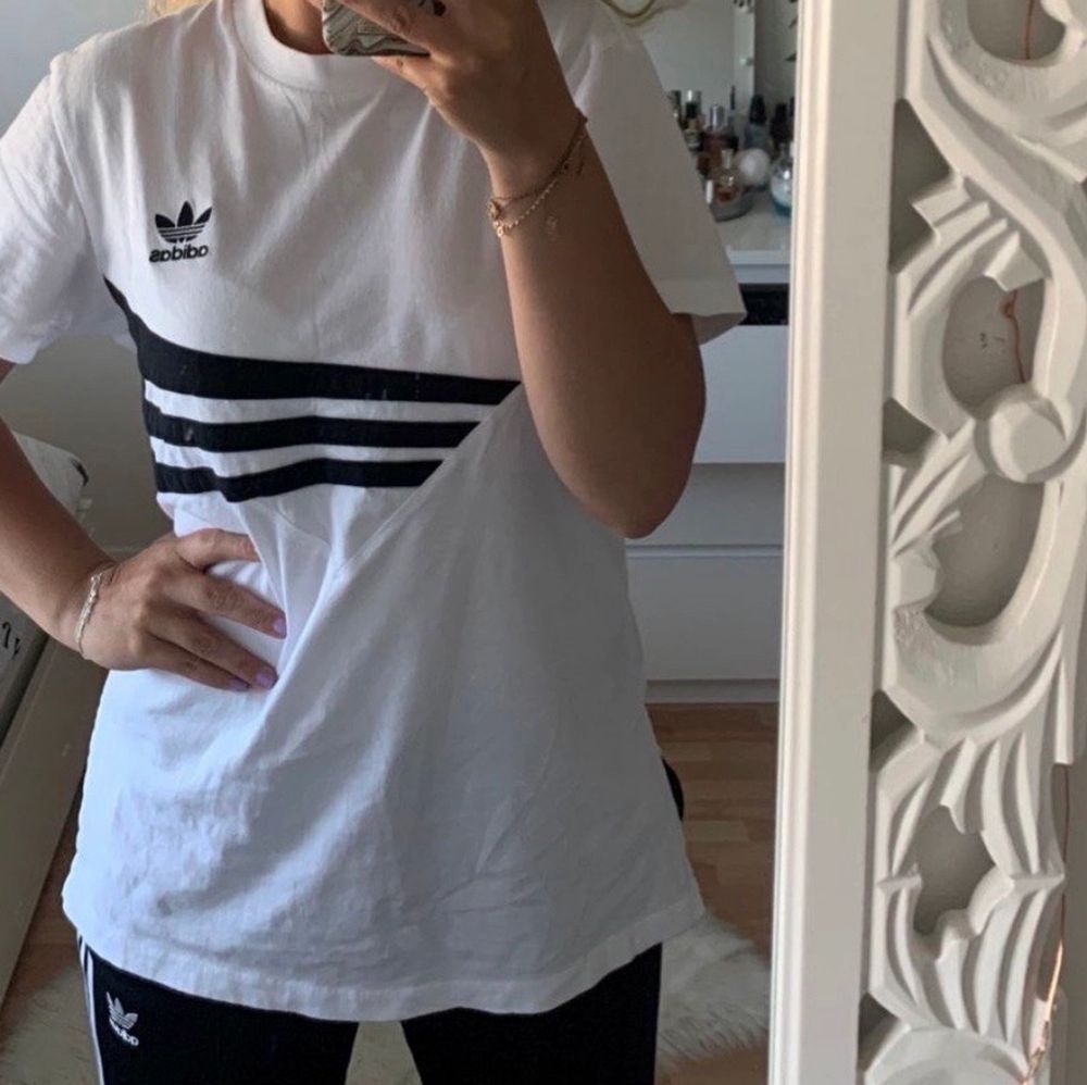 đŽ fler varor finns pĂ„ Tise đŽ heter @yaasemine dĂ€râ€ïž Adidas T-shirt anvĂ€nd endast en gĂ„ng. Med slits pĂ„ sidorna. Storlek 36 men kan Ă€ven passa större eller mindre beroende pĂ„ hur man vill att den sitter. Jag Ă€r en 34-36. . T-shirts.