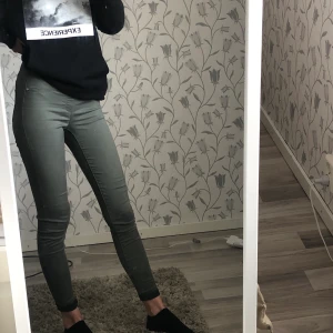 Gröna jeggings - Gröna jeggings. Stl xs  Frakt: Diskuteras vid köp ✨🌿