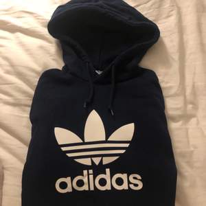 Marinblå Adidas hoodie i storlek S, knappt använd, passar både killar och tjejer