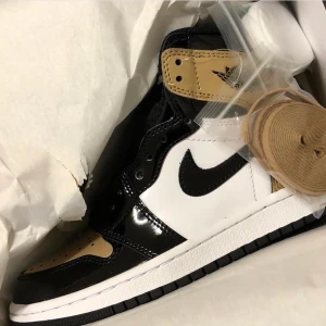 Jordan 1 Retro ”Patent Gold Toe” - Gör en intressekoll på dessa! Aldrig använda, har legat i boxen sedan jag köpte dem. Skicka bud😊