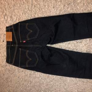 Mörk blåa jeans från Levis i storlek 25, motsvarar ungefär en XS-S skulle jag säga. Original pris 1000 kr. Aldrig använda endast testade.