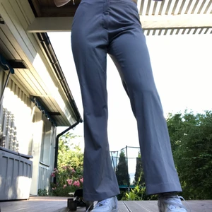 Vida Kostymbyxor - Vida kostymbyxor i en ljusgrå färg med inslag av ljuslila. Märket är Sand och storlek är 38. Inköpta på secondhand i år och i väldigt fint skick. Använda ca 2 gånger. Kostnaden för frakt/leverans står köparen för.💗❤️ 