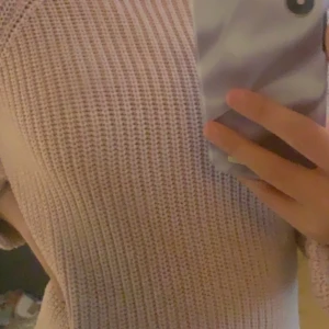 Stickad tröja - En jättesöt stickad rosa tröja. Säljer den för att den inte kommer till användning. Köparen står för frakt- jag kan mötas upp i Täby området