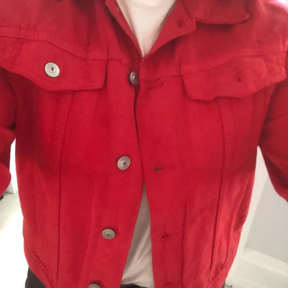 Denna röda jeansjacka är too die for, älskar den fina färgen och den coola modellen. Den har bra fickor och fina detaljer😍. Jackor.