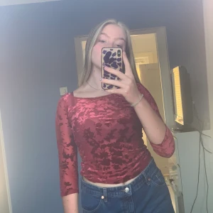 Sammet tröja - Fin topp att ha t.ex på utekvällar, fint skick, köparen betalar frakten!