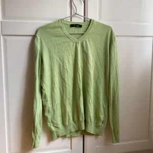 Söt tröja - Superfin pastellgrön tröja köpt second hand, fint skick. Passar alla storlekar! Köpare står för frakt✨