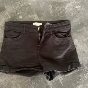 Ett par svarta shorts från H&M. Strl 34