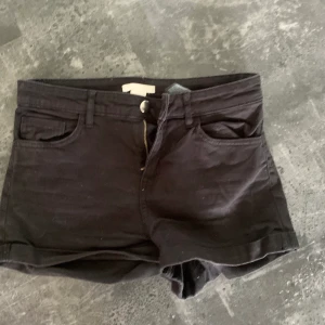 Shorts - Ett par svarta shorts från H&M. Strl 34