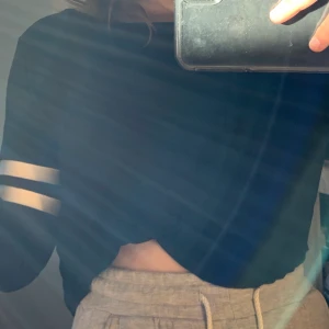 Tröja - Jättemysig långärmad tröja med två streck runt båda armarna från h&m i storlek S, kontakta mig för mer information