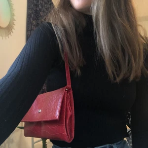 Svart polotröja  - Snygg polotröja som passar till allt!! Den är använd runt 5 gånger och är i storlek XS💞