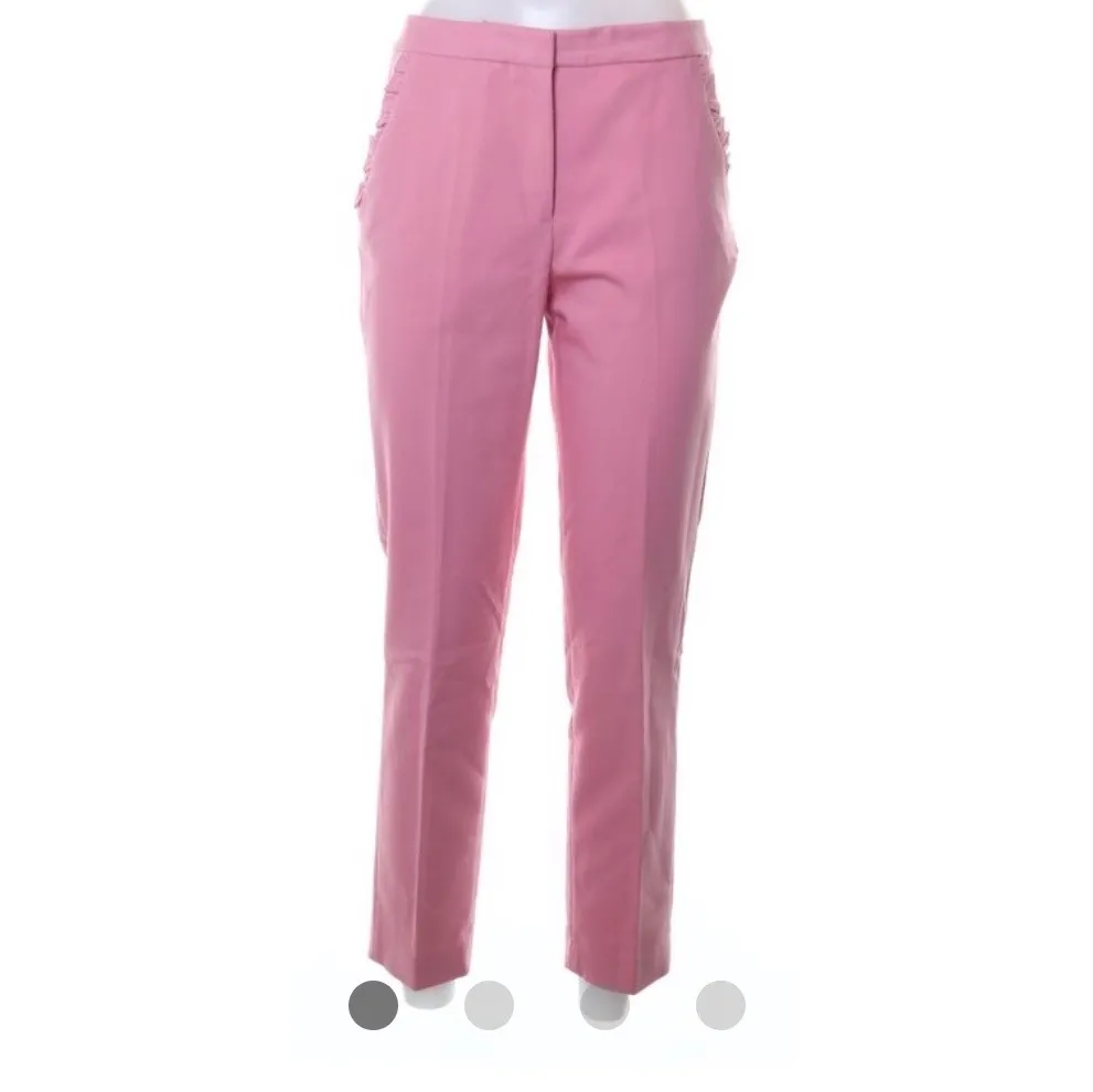 Helt nya & oanvänd rosa kostymbyxor från Zara! Prislappen finns kvar. Jeans & Byxor.