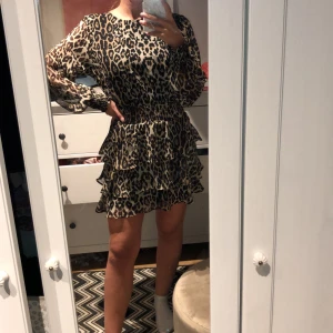 Leopardklänning - Säljer denna långärmade leopardklänningen. Priset är 40kr+ frakt💓