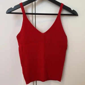 H&M linne  - Rött ribbat linne från H&M i storlek XS. V ringat bak o fram. Fraktkostnad tillkommer. Bra skick.